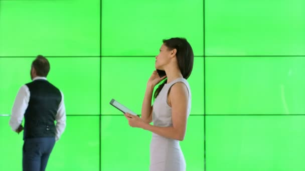 Joven Empresaria Con Tableta Haciendo Llamada Telefónica Tableta Pantalla Verde — Vídeos de Stock