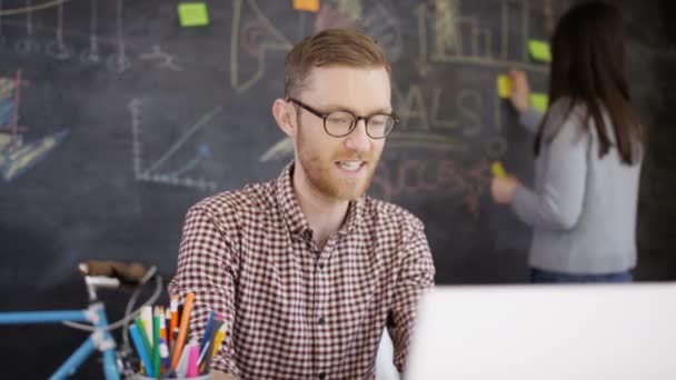 Jovens Empreendedores Trabalhando Juntos Fazendo Brainstorming — Vídeo de Stock