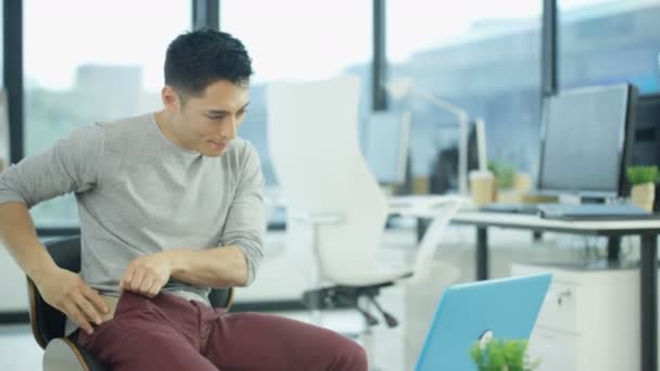 Retrato Asiático Jovem Falando Celular Trabalhando Laptop Escritório — Vídeo de Stock