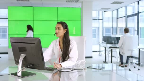 医疗保健工作者通过电话帮助病人 绿色背景 — 图库视频影像