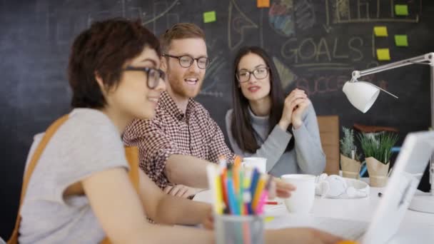 Giovani Imprenditori Gruppo Lavoro Brainstorming Ufficio Creativo — Video Stock