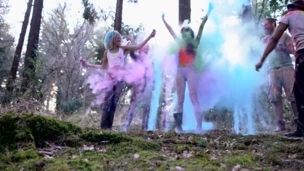 Felices Amigos Hipster Festival Música Bailando Lanzando Polvo Colores — Vídeos de Stock