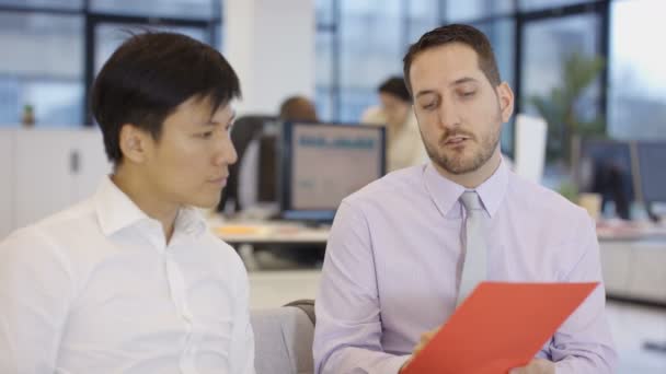 Dos Hombres Negocios Discutiendo Una Oficina Corporativa Moderna — Vídeos de Stock