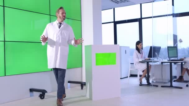 Asesor Servicio Médico Dando Presentación Interactuando Con Video Wall Pantalla — Vídeos de Stock