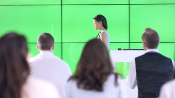 若い実業家のプレゼンテーションを与えると緑色の画面のビデオ壁との相互作用 — ストック動画