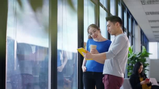 Mujer Negocios Caucásica Mirando Vista Desde Ventana Discutiendo Trabajo Con — Vídeos de Stock