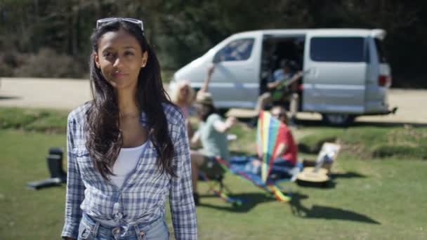 Portret Van Glimlachen Hipster Meisje Met Vrienden Muziek Festival Camping — Stockvideo