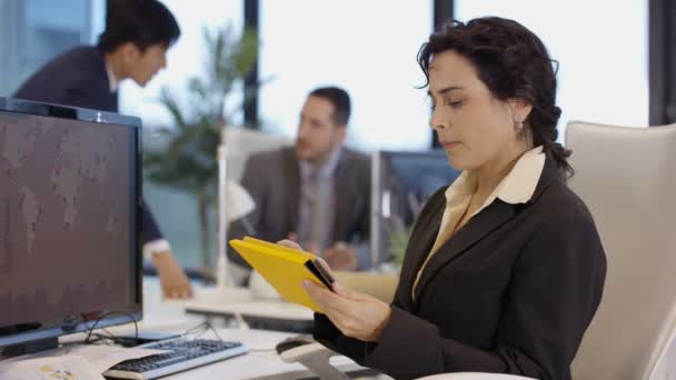 Femme Affaires Inquiète Bureau Utilisant Une Tablette Informatique Parlant Ses — Video