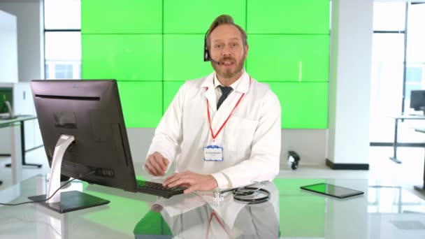 Glücklicher Medizinischer Serviceberater Gespräch Mit Kunden Oder Patienten Auf Grünem — Stockvideo