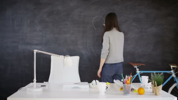 Vrouw Tekening Gloeilamp Blackboard Onderwijs Creatieve Office Concept — Stockvideo