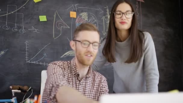 Jóvenes Emprendedores Trabajando Juntos Haciendo Una Lluvia Ideas — Vídeos de Stock