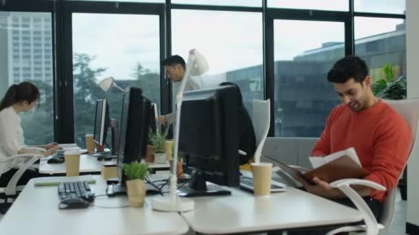 Equipo Negocios Casual Joven Trabajando Juntos Oficina Ciudad — Vídeos de Stock