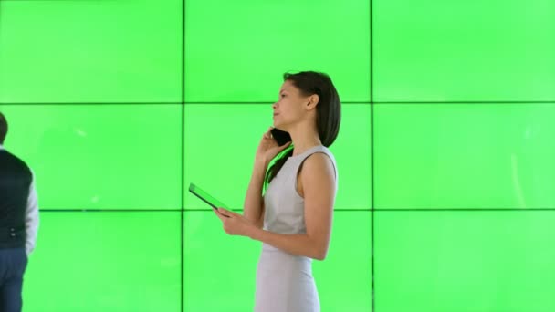 Молода Бізнес Леді Планшетом Робить Телефонний Дзвінок Планшет Зеленим Екраном — стокове відео