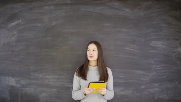 Retrato Mujer Sonriente Con Tableta Sobre Fondo Pizarra Blanco — Vídeos de Stock