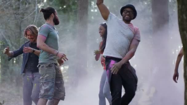 Happy Hipster Friends Music Festival Dancing Throwing Coloured Powder — Stock Video