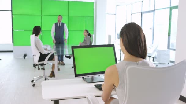 Equipo Negocios Trabajando Una Oficina Moderna Con Pantalla Verde — Vídeo de stock