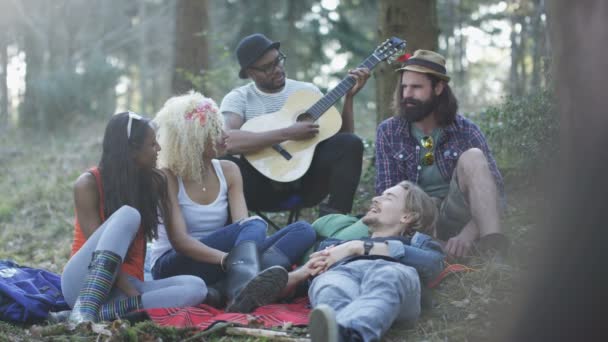 Hipsters Felizes Acampando Floresta Homem Contando Uma História Para Seus — Vídeo de Stock