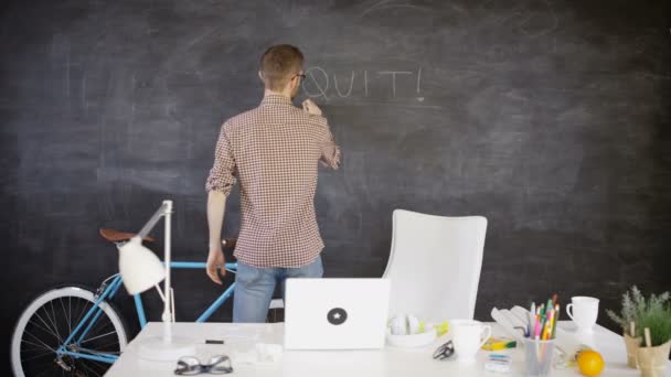 Businessman Creative Office Writing Quit Blackboard — Stock Video