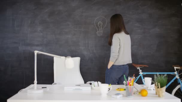 Frau Zeichnet Glühbirne Auf Tafel Bildung Oder Kreatives Bürokonzept — Stockvideo