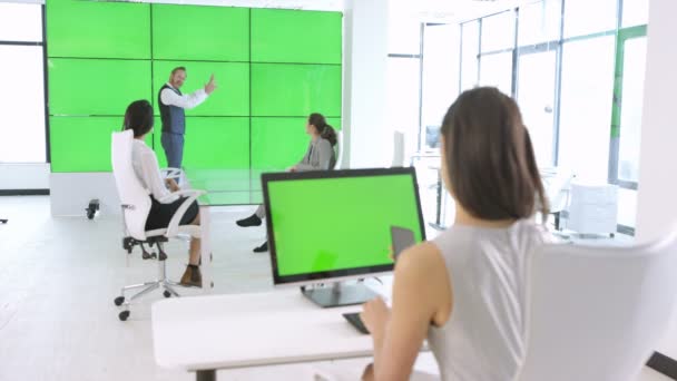 緑色の画面で近代的なオフィスに ビジネス チーム — ストック動画