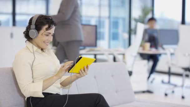 Mujer Negocios Sonriente Con Tablet Auriculares Oficina Corporativa — Vídeos de Stock