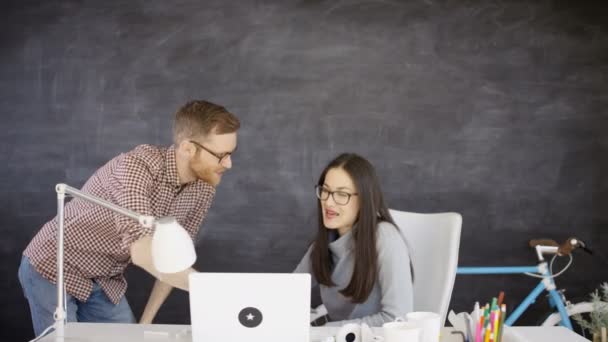 Hombre Mujer Negocios Que Trabajan Oficina Creativa Flecha Dibujo Pizarra — Vídeos de Stock