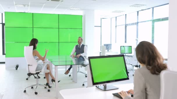 Команда Business Современном Офисе Зеленый Экран Видеостене Компьютерных Мониторов — стоковое видео