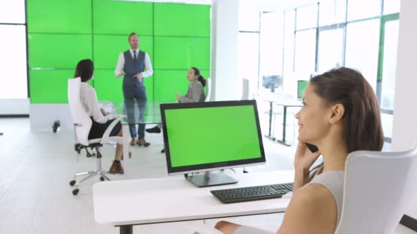 Equipo Negocios Trabajando Una Oficina Moderna Con Pantalla Verde — Vídeo de stock