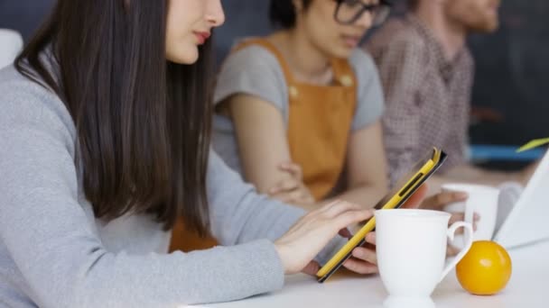 Grupo Joven Cafetería Internet Centran Mujer Haciendo Videollamada Ordenador — Vídeos de Stock