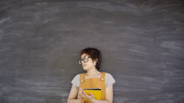 Portret Van Lachende Vrouw Met Tablet Leeg Schoolbord Achtergrond — Stockvideo