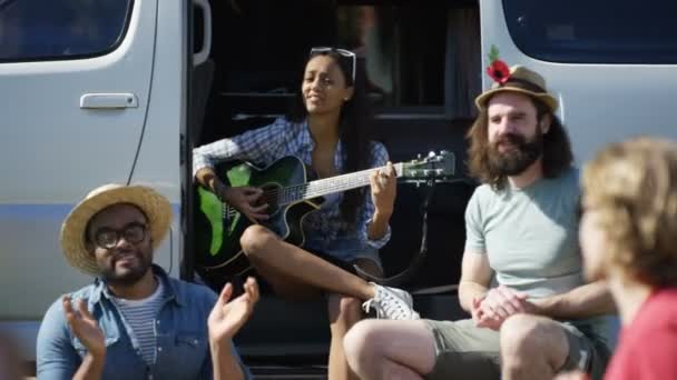 Gruppo Hipster Con Camper Divertirsi Campeggio Festival Musicale — Video Stock