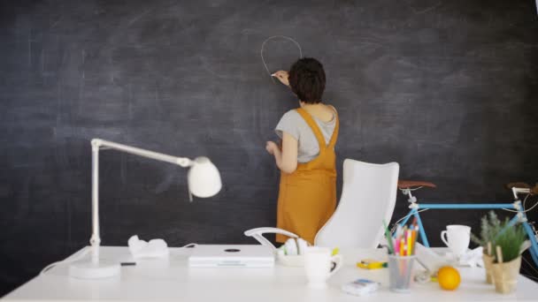 Vrouw Tekening Gloeilamp Blackboard Onderwijs Creatieve Office Concept — Stockvideo