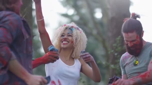 音乐节快乐的时髦朋友 跳舞和投掷彩色粉末 — 图库视频影像