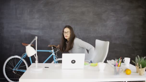 창조적인 사무실 책상에 노트북 헤드폰에서 편안한 사업가 — 비디오