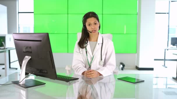 Consejero Servicio Médico Feliz Hablando Con Cliente Paciente Fondo Verde — Vídeos de Stock