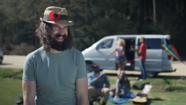 Portret Uśmiechający Się Hipster Facet Przyjaciółmi Kempingu Festiwal Muzyki — Wideo stockowe