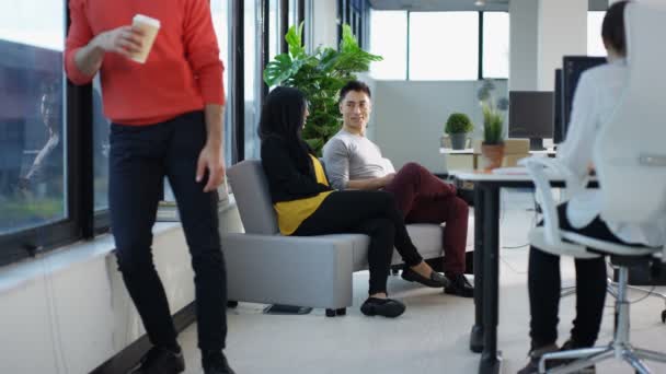 4K homme d'affaires indien regardant la vue de la fenêtre et discuter du travail avec un collègue masculin 