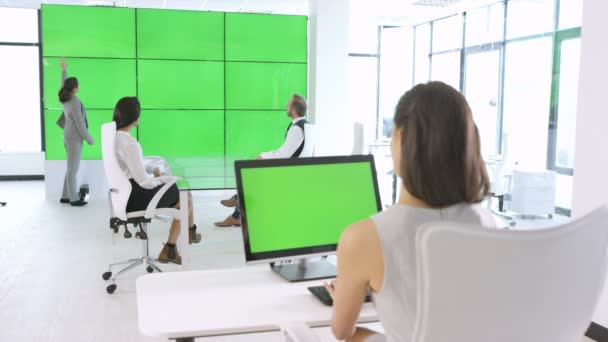 Equipo Negocios Una Reunión Una Oficina Moderna Con Pantalla Verde — Vídeos de Stock