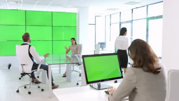 Equipe Negócios Escritório Moderno Tela Verde Parede Vídeo Monitores Computador — Vídeo de Stock