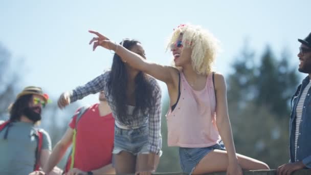 Glad Hipster Vänner Anländer Till Festivalen Campingplats — Stockvideo