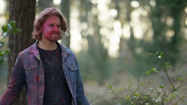 Retrato Chico Feliz Alta Energía Lanzando Polvo Colores Festival — Vídeo de stock