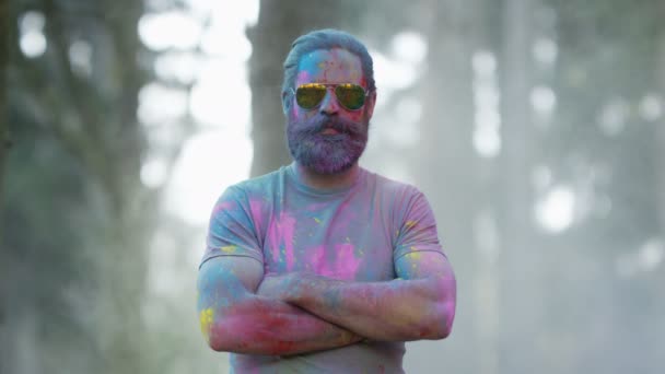 Портрет Серьезного Хипстера Покрытого Цветным Порошком Фестивале — стоковое видео