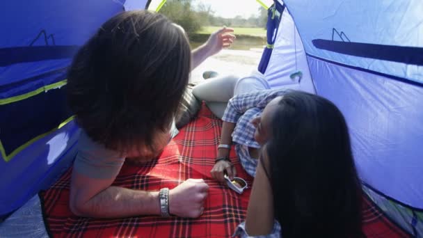 Çekici Hipster Çift Samimiyet Içinde Onların Çadır Kamp Gezisinde Paylaşımı — Stok video