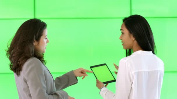 Geschäftsfrauen Schauen Auf Tablet Mit Grünem Bildschirm Auf Grünem Hintergrund — Stockvideo