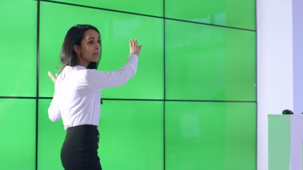 Joven Empresaria Dando Presentación Interactuando Con Pantalla Verde Video Wall — Vídeos de Stock