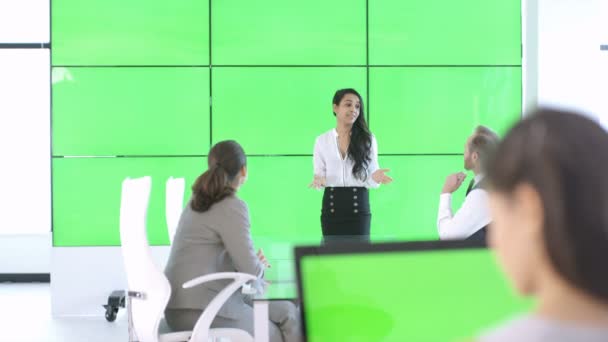 Business Team Een Vergadering Jonge Vrouw Interactie Met Groen Scherm — Stockvideo