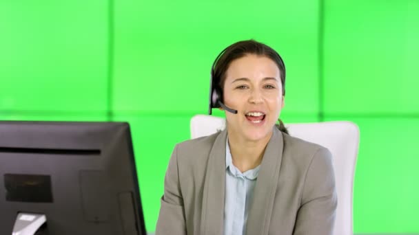 Посміхаючись Оператор Обслуговування Клієнтів Розмовляє Клієнтом Зеленому Фоні — стокове відео