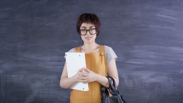 Ritratto Donna Sorridente Che Tiene Computer Portatile Sfondo Lavagna Bianca — Video Stock