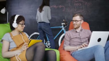 4 k genç iş grup çalışma ve trendy yaratıcı ofiste beyin fırtınası