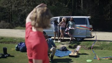 4k hipster adam müzik festivali kamp arkadaşlarıyla gülümseyen portresi